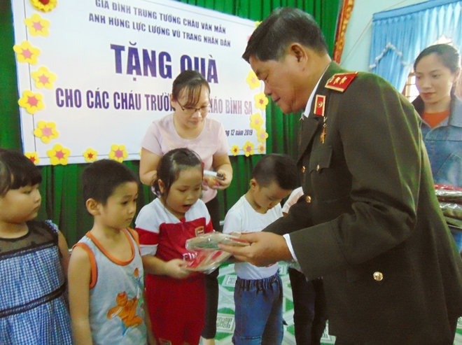 Trung tướng Châu Văn Mẫn tặng quà Tết tại tỉnh Quảng Nam