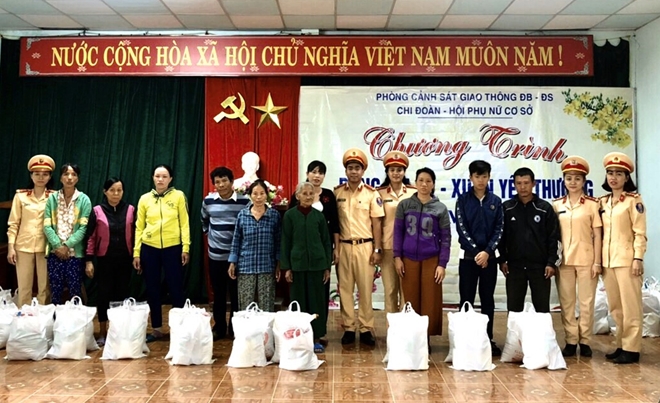 CSGT Quảng Nam tặng quà cho đồng bào nghèo
