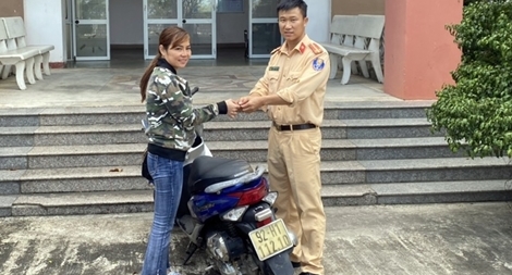 Người phụ nữ được CSGT trao trả chiếc xe máy bị mất trộm