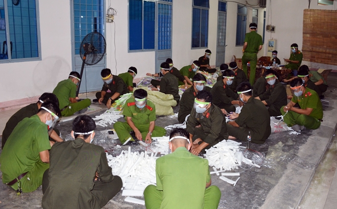 Những "công nhân mang sắc phục" trắng đêm sản xuất 3.000 mặt nạ phòng dịch