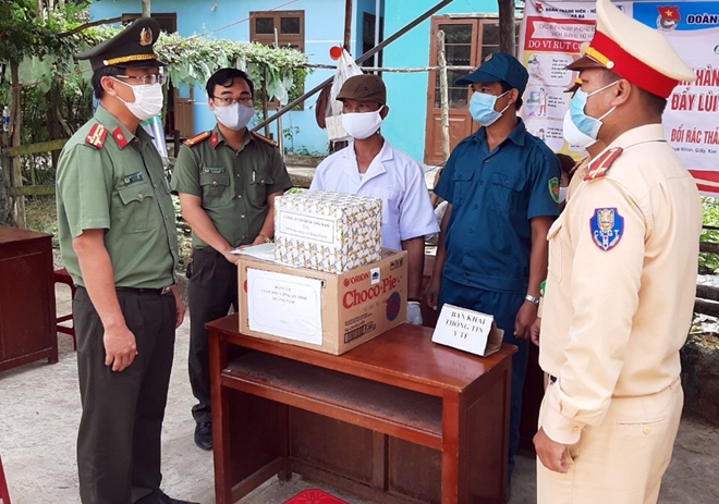 Tặng quà các chốt kiểm soát dịch COVID-19 ở miền núi Quảng Nam