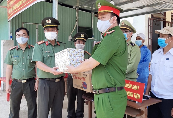 Tặng quà các chốt kiểm soát dịch COVID-19 ở miền núi Quảng Nam - Ảnh minh hoạ 2