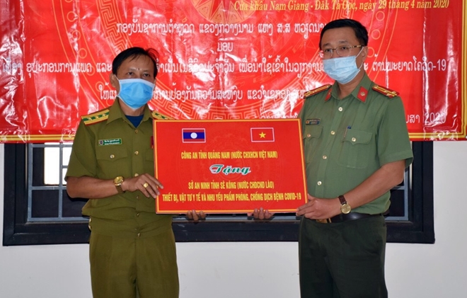 Công an tỉnh Quảng Nam tặng vật tư y tế cho Sở An ninh Sê Kông