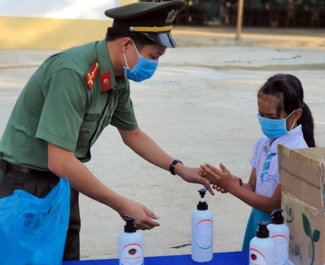 Tặng khẩu trang y tế và nước sát khuẩn cho học sinh Quảng Nam