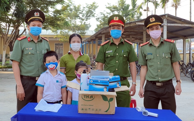 Tặng khẩu trang y tế và nước sát khuẩn cho học sinh Quảng Nam - Ảnh minh hoạ 3