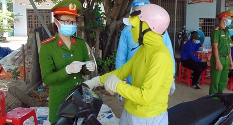 Những “bông hồng” nơi tuyến đầu chống dịch ở Quảng Nam