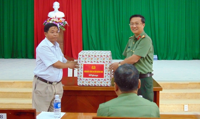 Tặng quà các xã biên giới bị cô lập do mưa lũ ở Quảng Nam - Ảnh minh hoạ 2