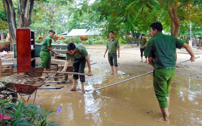 Tuổi trẻ Công an tham gia khắc phục hậu quả mưa lũ - Ảnh minh hoạ 5
