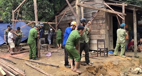 Công an Quảng Nam giúp dân khắc phục hậu quả bão lũ