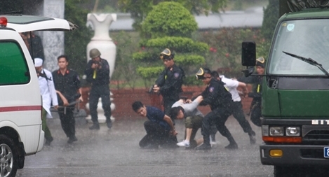 Sinh viên Cảnh sát trình diễn bắn súng, giải cứu con tin trong cơn mưa tầm tã