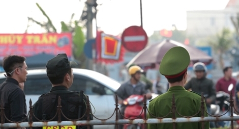 Lực lượng công an căng mình bảo vệ lễ Khai ấn Đền Trần