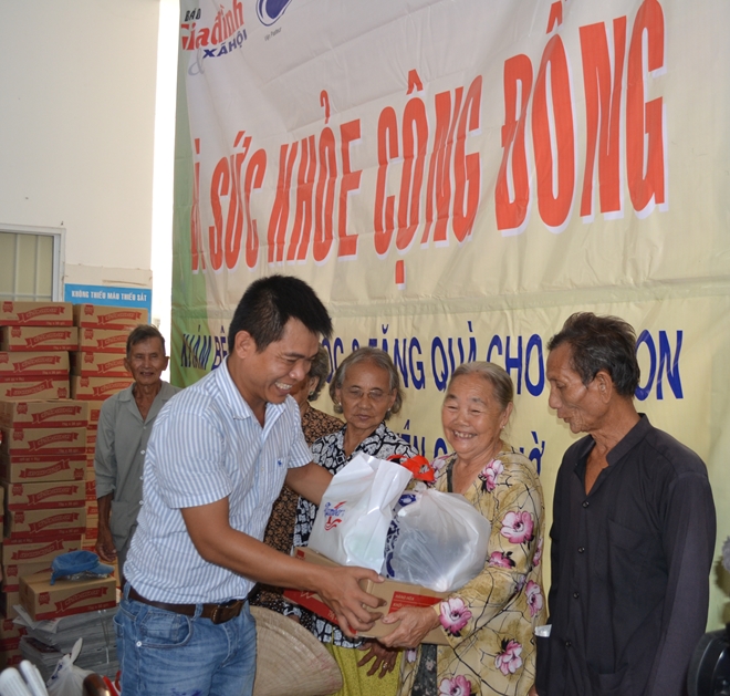 Khám bệnh miễn phí và tặng quà 300 hộ nghèo xã đảo Thạnh An