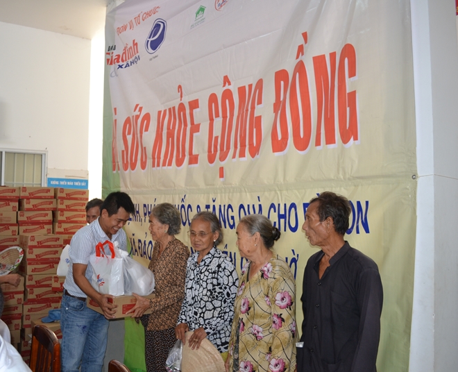 Khám bệnh miễn phí và tặng quà 300 hộ nghèo xã đảo Thạnh An - Ảnh minh hoạ 2
