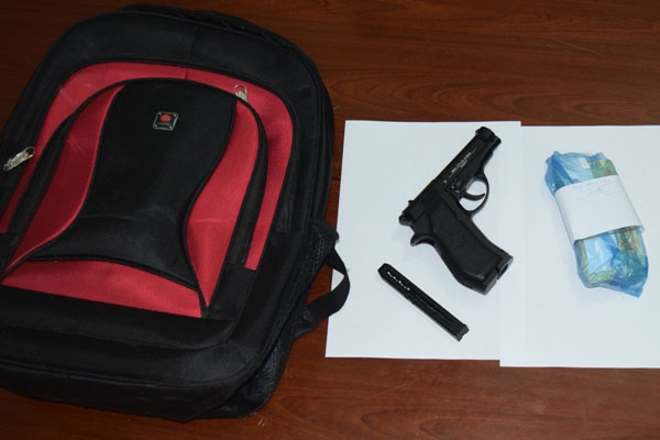 Tang vật gồm súng bắn bi, túi và một phần số tiền đối tượng cướp được tại Ngân hàng BIDV chi nhánh Thừa Thiên-Huế.