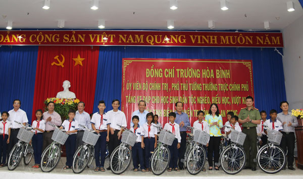 Phó Thủ tướng Thường trực Trương Hòa Bình tặng xe đạp cho học sinh nghèo hiếu học - Ảnh minh hoạ 6