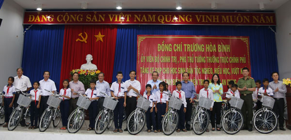 Phó Thủ tướng Thường trực Trương Hòa Bình tặng xe đạp cho học sinh nghèo hiếu học - Ảnh minh hoạ 4