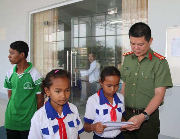 Phó Thủ tướng Thường trực Trương Hòa Bình tặng xe đạp cho học sinh nghèo hiếu học - Ảnh minh hoạ 10