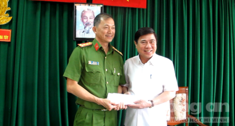 Chủ tịch UBND TP Hồ Chí Minh thưởng nóng PC47