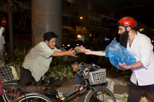 Đạo diễn phim Kong nửa đêm đi phát cơm cho người nghèo ở TPHCM - Ảnh minh hoạ 15