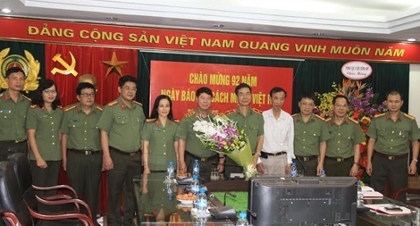 Thứ trưởng Bùi Văn Nam thăm, chúc mừng Báo Công an nhân dân
