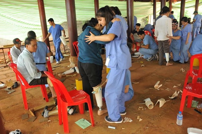 Đại học Mercer (Hoa Kỳ) lắp chân giả cho 215 người khuyết tật Việt Nam - Ảnh minh hoạ 2