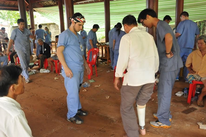 Đại học Mercer (Hoa Kỳ) lắp chân giả cho 215 người khuyết tật Việt Nam