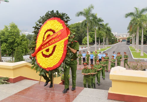 Học viện CSND dâng hương tại Nghĩa trang Mai Dịch