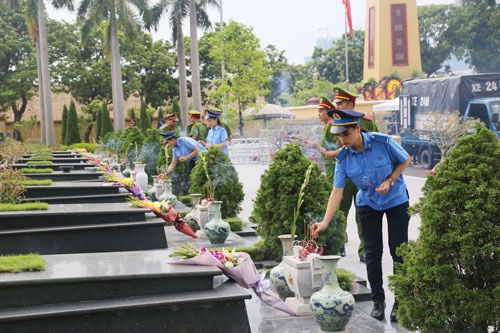 Học viện CSND dâng hương tại Nghĩa trang Mai Dịch - Ảnh minh hoạ 3