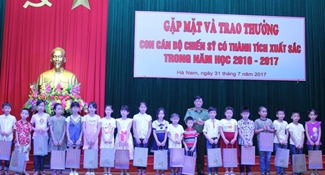 Công an tỉnh Hà Nam trao thưởng con CBCS