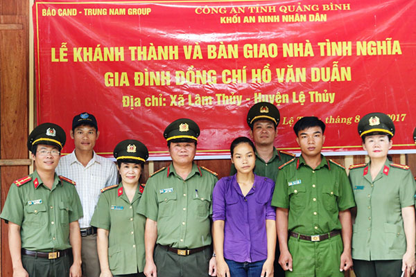 Trao tặng nhà tình nghĩa cho cán bộ Công an tỉnh Quảng Bình