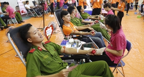 Hơn 2.000 người hiến máu vì người bệnh sốt xuất huyết
