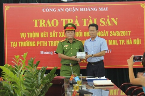 Trao trả 300 triệu đồng bị lấy trộm cho Trường THPT Trương Định
