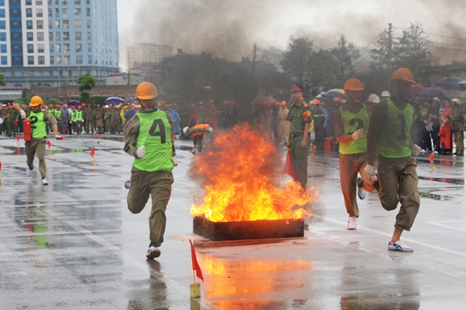 Hội thao chữa cháy, cứu nạn tại quận Hà Đông