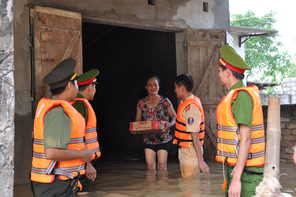 Công an Ninh Bình giúp dân sau mưa lũ - Ảnh minh hoạ 2
