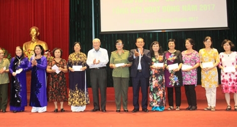 Gặp mặt kỷ niệm ngày phụ nữ Việt Nam