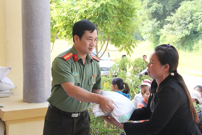 Sẻ chia khó khăn với nhân dân vùng lũ Thanh Hóa - Ảnh minh hoạ 9