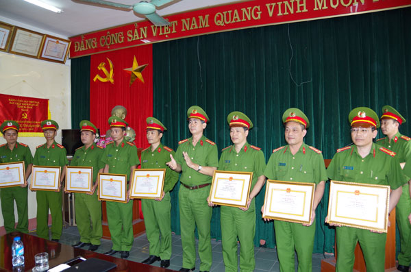 Công an tỉnh Hà Nam khen thưởng đột xuất tập thể, cá nhân có thành tích xuất sắc