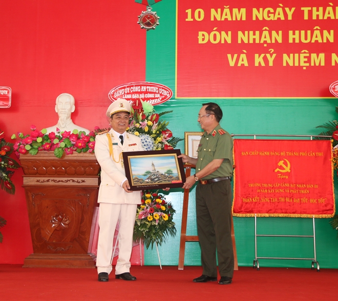 Trường Trung cấp CSND III đón nhận Huân chương Bảo vệ Tổ quốc - Ảnh minh hoạ 7