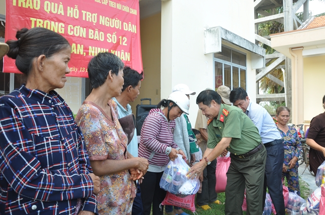 Chia sẻ khó khăn với người dân vùng bão lũ Khánh Hòa