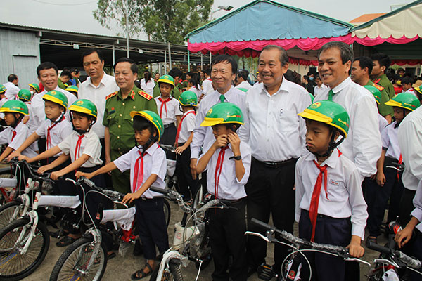 Học viên CSND tặng xe đạp cho học sinh nghèo hiếu học - Ảnh minh hoạ 3