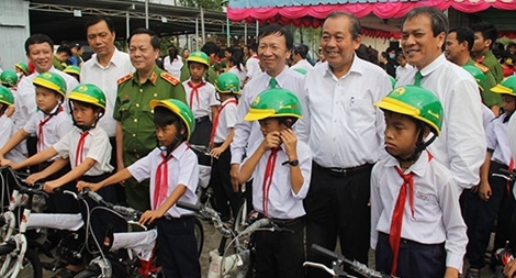 Học viên CSND tặng xe đạp cho học sinh nghèo hiếu học