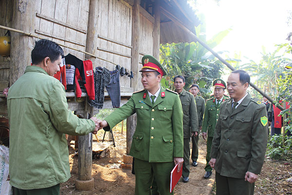 Công an Tân Lạc quyên góp làm đường, tặng bò cho dân