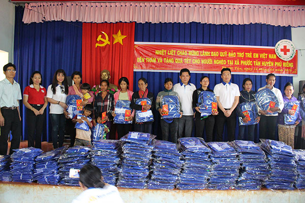 Phó Chủ tịch nước Đặng Thị Ngọc Thịnh trao 200 suất học bổng cho HS đặc biệt khó khăn - Ảnh minh hoạ 3