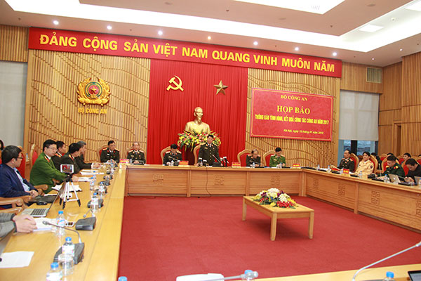 Thứ trưởng Bùi Văn Nam chủ trì họp báo về tình hình, kết quả công tác Công an năm 2017 - Ảnh minh hoạ 2