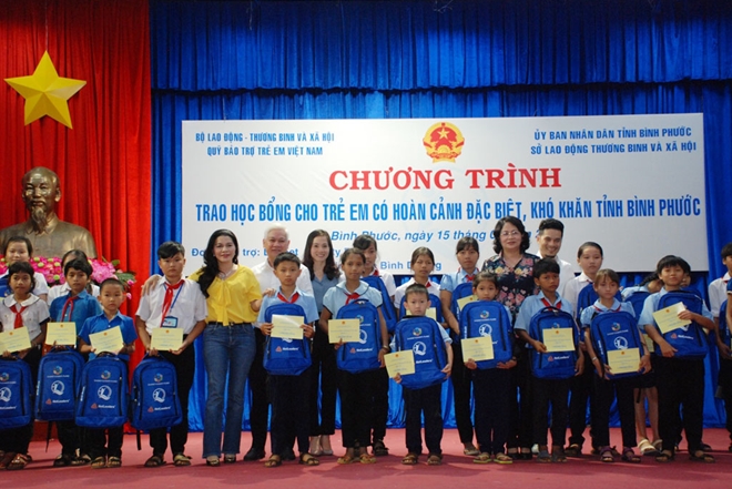 Phó Chủ tịch nước Đặng Thị Ngọc Thịnh trao 200 suất học bổng cho HS đặc biệt khó khăn - Ảnh minh hoạ 2