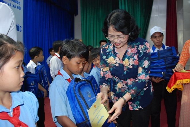 Phó Chủ tịch nước Đặng Thị Ngọc Thịnh trao 200 suất học bổng cho HS đặc biệt khó khăn