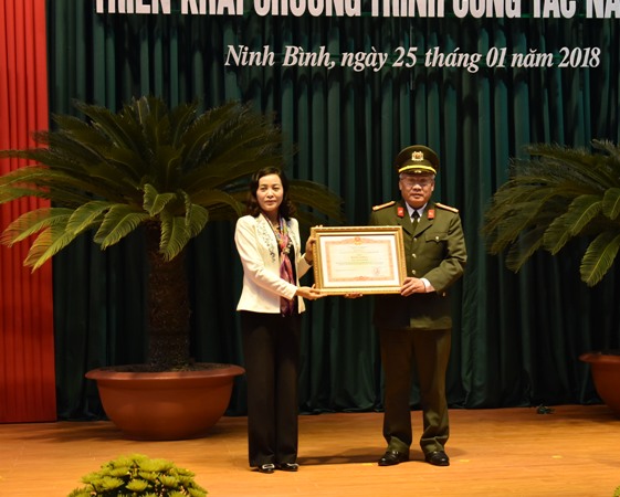 Thứ trưởng Nguyễn Văn Thành trao Cờ thi đua xuất sắc tặng Công an tỉnh Ninh Bình