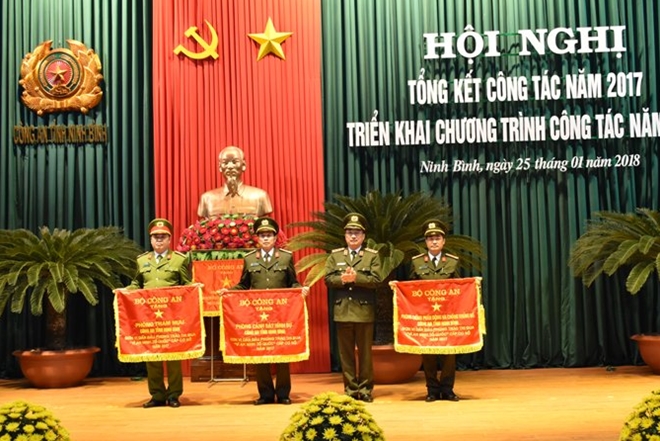 Thứ trưởng Nguyễn Văn Thành trao Cờ thi đua xuất sắc tặng Công an tỉnh Ninh Bình - Ảnh minh hoạ 3