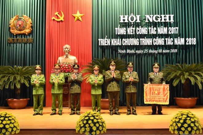 Thứ trưởng Nguyễn Văn Thành trao Cờ thi đua xuất sắc tặng Công an tỉnh Ninh Bình - Ảnh minh hoạ 2