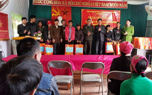 Công an tỉnh Lạng Sơn trao 50 suất quà cho hộ nghèo